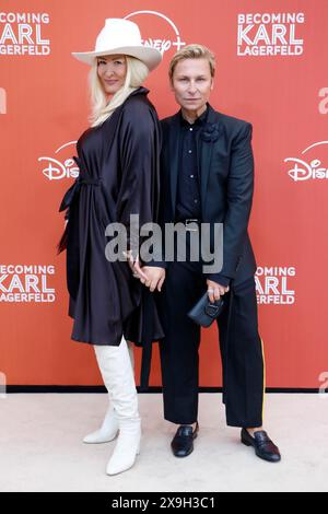 Dawid Tomaszewski et Sandra Hansen (designer Lemanja) lors de la première allemande de Becoming Karl Lagerfeld au Zoo Palast Berlin le 30 mai 2024 Banque D'Images