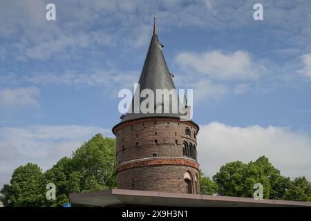 Holstentor, vue du sud, position oblique, Holstentorplatz, Luebeck, Schleswig-Holstein, Allemagne Banque D'Images