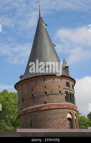 Holstentor, vue du sud, position oblique, Holstentorplatz, Luebeck, Schleswig-Holstein, Allemagne Banque D'Images