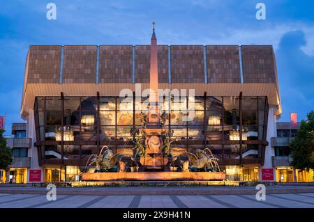 Gewandhaus, Konzerthaus, Mendebrunnen, Augustusplatz, ambiance du soir, heure bleue, Leipzig, Saxe, Allemagne Banque D'Images