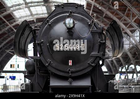 Locomotive à vapeur classe 52 de la Deutsche Reichsbahn DR avec baignoire, déflecteurs de vent Witte, voie du musée 24 avec trains historiques, monument Banque D'Images