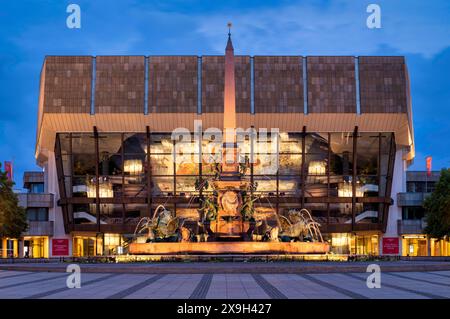 Gewandhaus, Konzerthaus, Mendebrunnen, Augustusplatz, ambiance du soir, heure bleue, Leipzig, Saxe, Allemagne Banque D'Images