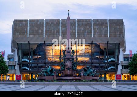 Gewandhaus, Konzerthaus, Mendebrunnen, Augustusplatz, ambiance du soir, heure bleue, Leipzig, Saxe, Allemagne Banque D'Images