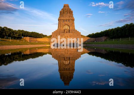 Monument à la bataille des Nations, reflet dans le lac, ambiance du soir, Leipzig, Saxe, Allemagne Banque D'Images