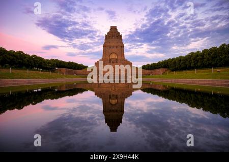 Monument à la bataille des Nations, ambiance du soir, reflet dans le lac, heure bleue, Leipzig, Saxe, Allemagne Banque D'Images