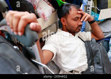 31 mai 2024, Dhaka, Bangladesh : des milliers de personnes traversent l'aéroport Hazrat Shah Jalal pour se rendre en Malaisie même sans billets, à Dhaka, Bangladesh, le 31 mai 2024. Des milliers de personnes traversent l'aéroport aujourd'hui, vendredi. Ils disent que la Malaisie n'acceptera plus de travailleurs du Bangladesh après aujourd'hui. S'ils ne peuvent pas y aller aujourd'hui, ils ne pourront pas aller en Malaisie. Ils ont dépensé beaucoup d'argent. S'ils ne parviennent pas à y aller, leur détresse n'aura pas de fin. Le marché du travail malaisien, fermé pendant quatre ans en raison de la formation de syndicats et d'irrégularités dans l'envoi des travailleurs, a rouvert à Bangl Banque D'Images