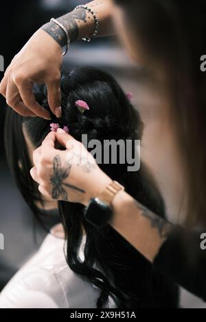 Tirana, Albanie - 17 mai 2024 : coiffeuse travaillant dans un salon. Banque D'Images