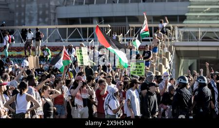 Brooklyn, NY - mai 31 2024 : des policiers du NYPD observent une manifestation pro-palestinienne au Brooklyn Museum sur Eastern Parkway, Brooklyn, New York. Banque D'Images