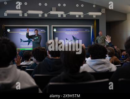 Le 14 mai 2024 - joint base Lewis-McChord, Washington, États-Unis - Col. David Morales, commandant par intérim de la 62e escadre de transport aérien, s'entretient avec des élèves de l'école intermédiaire de Spanaway au cours d'un exposé de mission à la joint base Lewis-McChord, Washington, le 14 mai 2024. Les élèves ont appris la mission JB Lewis-McChord et divers domaines de carrière au sein de la Force aérienne. (Crédit image : © Megan Geiger/U.S. Air Force/ZUMA Press Wire) À USAGE ÉDITORIAL EXCLUSIF ! Non destiné à UN USAGE commercial ! Banque D'Images