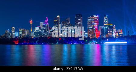 Sydney, Australie. 31 mai 2024. Photo : un éclairage spécial orne les gratte-ciel de Sydney pendant le festival « Vivid Sydney » de 2024, vu de Farm Cove sur le port de Sydney. Crédit : Robert Wallace / Wallace Media Network / Alamy Live News Banque D'Images