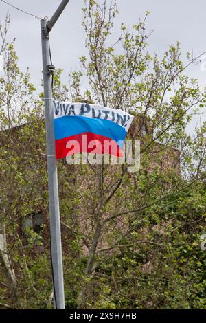 Un drapeau russe disant Viva Poutine hissé sur un lampadaire à Brooklyn, New York. Il a été abattu en moins d'un jour. Banque D'Images