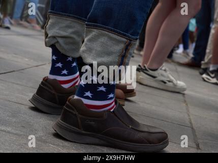 New York, New York, États-Unis. 30 mai 2024. Homme portant des chaussettes imprimées avec drapeau américain parmi les partisans de Trump rassemblés près de la Cour pénale de Manhattan alors qu'ils attendent un verdict dans le procès pénal de Donald Trump. (Crédit image : © Edna Leshowitz/ZUMA Press Wire) USAGE ÉDITORIAL SEULEMENT! Non destiné à UN USAGE commercial ! Banque D'Images