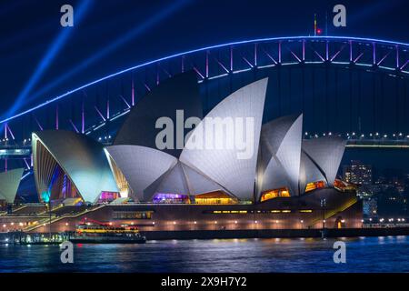 Sydney, Australie, 31 mai 2024. Un éclairage spécial orne le port de Sydney lors du festival des lumières « Vivid Sydney » de 2024. Sur la photo : l'Opéra de Sydney et le pont du port de Sydney vus de Farm Cove. Crédit : Robert Wallace / Wallace Media Network Banque D'Images