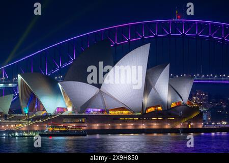 Sydney, Australie, 31 mai 2024. Un éclairage spécial orne le port de Sydney lors du festival des lumières « Vivid Sydney » de 2024. Sur la photo : l'Opéra de Sydney et le pont du port de Sydney vus de Farm Cove. Crédit : Robert Wallace / Wallace Media Network Banque D'Images