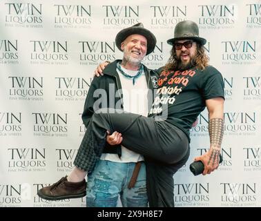 31 mai 2024, Austin, Texas, États-Unis : mai 31, 2024. Austin, TX Jason Mamoa et Blaine Halvorson sont en tournée pour Meili Vodka et accueillent les fans aujourd'hui à Twin Liquors à Austin, Texas. (Crédit image : © Sandra Dahdah/ZUMA Press Wire) USAGE ÉDITORIAL SEULEMENT! Non destiné à UN USAGE commercial ! Banque D'Images