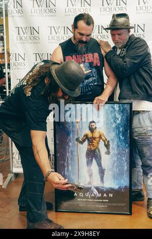 31 mai 2024, Austin, Texas, États-Unis : mai 31, 2024. Austin, TX Jason Mamoa et Blaine Halvorson sont en tournée pour Meili Vodka et accueillent les fans aujourd'hui à Twin Liquors à Austin, Texas. (Crédit image : © Sandra Dahdah/ZUMA Press Wire) USAGE ÉDITORIAL SEULEMENT! Non destiné à UN USAGE commercial ! Banque D'Images