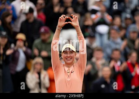 Paris, France. 31 mai 2024. Anastasia Potapova célèbre après le match de troisième tour féminin entre Wang Xinyu, de Chine, et Anastasia Potapova, de Russie, à l'Open de France à Roland Garros, Paris, France, le 31 mai 2024. Crédit : Meng Dingbo/Xinhua/Alamy Live News Banque D'Images