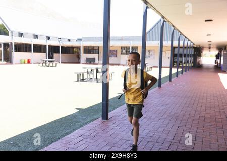 Garçon biracial sourit à l'école, avec espace de copie Banque D'Images