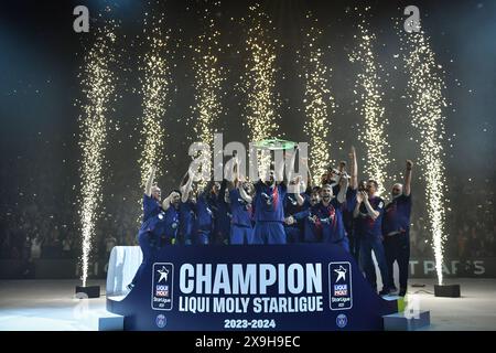 Paris, France. 31 mai 2024. Le Paris Saint-Germain célèbre la victoire lors de la cérémonie de remise du trophée Liqui Moly Starligue suite au match final de handball contre le pays d'Aix Universite Club à l'Accor Arena à Paris le 31 mai 2024. Photo de Firas Abdullah/ABACAPRESS. COM Credit : Abaca Press/Alamy Live News Banque D'Images