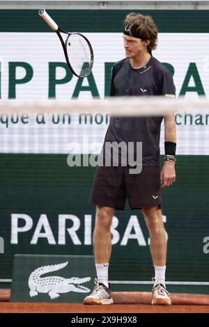 Paris, France. 31 mai 2024. Andrey Rublev réagit lors du match de troisième tour masculin entre Andrey Rublev, de Russie, et Matteo Arnaldi, d'Italie, lors de l'Open de France à Roland Garros, Paris, France, le 31 mai 2024. Crédit : Meng Dingbo/Xinhua/Alamy Live News Banque D'Images