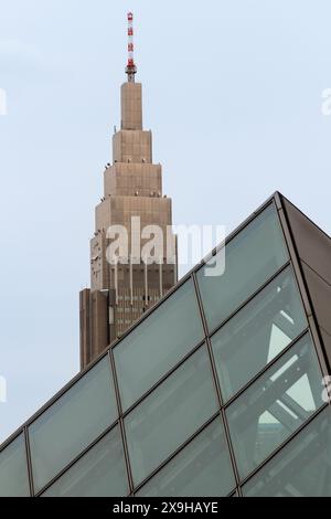 Le bâtiment NTT Docomo Yoyogi au-dessus d'une pyramide de verre à Shinjuku, Tokyo, Japon. Banque D'Images