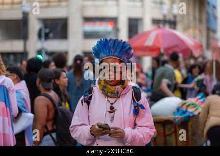 Sao Paulo, Sao Paulo, Brésil. 31 mai 2024. La 7ème TRANS Pride March dans la ville de Sao Paulo a eu lieu ce vendredi (31) à Largo do Arouche, dans le centre de la capitale. Cette année, le thème de l'événement est ''renaissance du genre'', mettant en lumière l'évolution continue des différentes identités de genre dans la société, en particulier les personnes non binaires. (Crédit image : © Wagner Vilas/ZUMA Press Wire) USAGE ÉDITORIAL SEULEMENT! Non destiné à UN USAGE commercial ! Banque D'Images