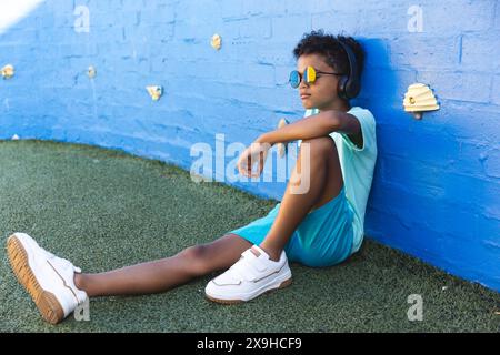 Biracial Boy aime la musique à l'extérieur, avec un espace de copie Banque D'Images