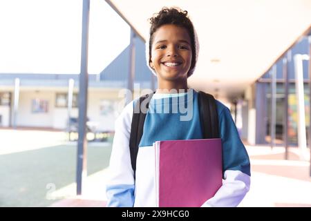 Garçon biracial sourit à l'école, avec espace de copie Banque D'Images