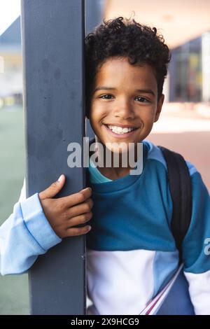 Garçon biracial sourit à l'école, avec espace de copie Banque D'Images