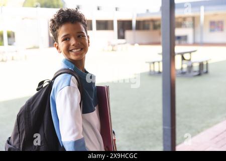 Garçon biracial sourit à l'école, avec espace de copie Banque D'Images