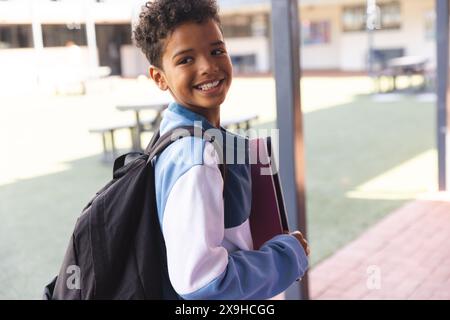 Garçon biracial sourit à l'école, avec espace de copie Banque D'Images