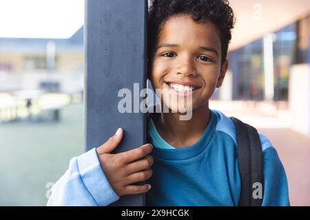 Garçon biracial sourit à l'école, avec espace de copie Banque D'Images