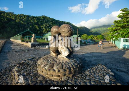 Deux statues tiki dans le petit village pittoresque d'Omoa, Fatu IVA, îles Marquises, Polynésie française Banque D'Images