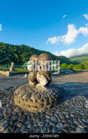 Deux statues tiki dans le petit village pittoresque d'Omoa, Fatu IVA, îles Marquises, Polynésie française Banque D'Images