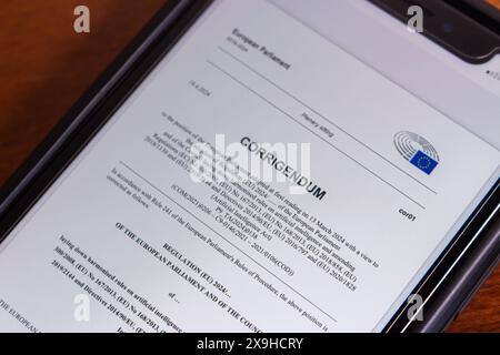 Le rectificatif du Parlement européen concernant la loi sur l'intelligence artificielle de l'UE (loi sur l'IA de l'UE) vu dans un iPhone. Banque D'Images