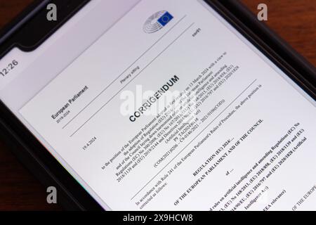 Le rectificatif du Parlement européen concernant la loi sur l'intelligence artificielle de l'UE (loi sur l'IA de l'UE) vu dans un iPhone. Banque D'Images