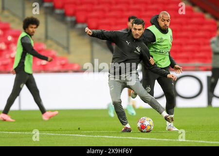 Londres, Royaume-Uni. 31 mai 2024. Nuri Sahin, entraîneur adjoint (à gauche) et Donyell Malen du Borussia Dortmund (à droite) en action lors de la séance d'entraînement avant leur finale de l'UEFA Champions League contre le Real Madrid à Wembley. Crédit : SOPA images Limited/Alamy Live News Banque D'Images