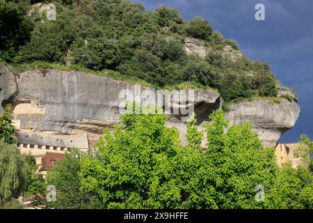 Abri rocheux, musée du château, musée national de la Préhistoire, la rivière Vézère des hommes préhistoriques dans le village des Eyzies dans le Périgord Noir en t Banque D'Images