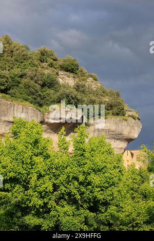 Abri rocheux, musée du château, musée national de la Préhistoire, la rivière Vézère des hommes préhistoriques dans le village des Eyzies dans le Périgord Noir en t Banque D'Images