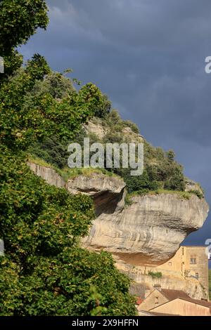 Abri rocheux, musée du château, musée national de la Préhistoire, la rivière Vézère des hommes préhistoriques dans le village des Eyzies dans le Périgord Noir en t Banque D'Images