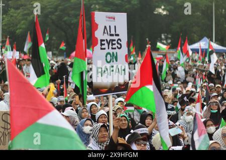 JAKARTA, INDONÉSIE - 1er JUIN : un manifestant pro-palestinien brandit une pancarte indiquant « tous les yeux sur Rafah » lors d'une manifestation pro-palestinienne devant l'ambassade américaine à Jakarta, en Indonésie, le 1er juin 2024. La manifestation a protesté contre l'attaque militaire israélienne contre Rafah, Gaza. Banque D'Images