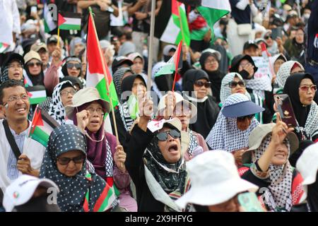 JAKARTA, INDONÉSIE - 1er JUIN : un manifestant pro-palestinien brandit un drapeau palestinien lors d'une manifestation pro-palestinienne devant l'ambassade américaine à Jakarta, en Indonésie, le 1er juin 2024. La manifestation a protesté contre l'attaque militaire israélienne contre Rafah, Gaza. Banque D'Images