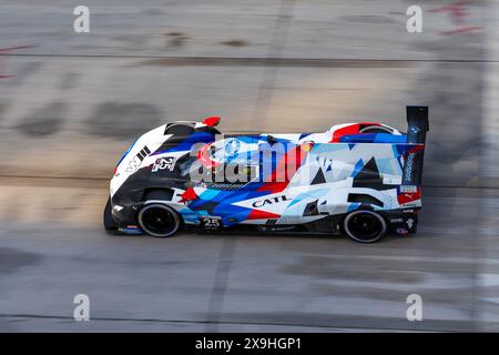 31 mai 2024 : Jesse Krohn (25), pilote BMW M Team RLL, conduit pendant les qualifications pour la Chevrolet Sports car Classic. La série IMSA WeatherTech Sportscar présente la Chevrolet Detroit Sports car Classic dans les rues du centre-ville de Detroit, Michigan. (Jonathan Tenca/CSM) (image crédit : © Jonathan Tenca/Cal Sport Media) Banque D'Images