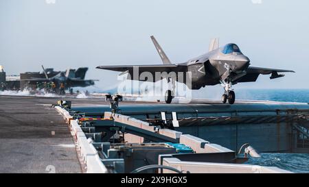 Un F-35C Lightning II, attaché au Strike Fighter Squadron (VFA) 147, décolle du porte-avions de classe Nimitz USS George Washington (CVN 73) Whil Banque D'Images