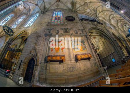 BARCELONE, ESPAGNE-14 AVRIL 2024 : intérieur de la cathédrale gothique de Sainte-Croix et Sainte-Eulalie (Catedral de la Santa Creu i Santa Eulàlia), Banque D'Images