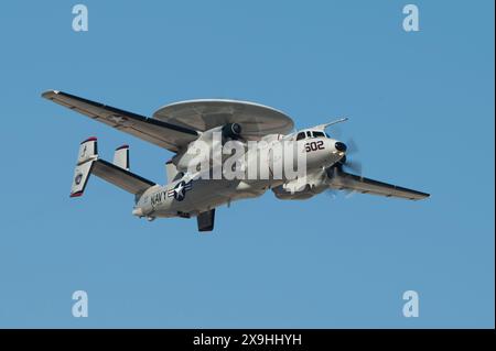 Un avion de commandement et de contrôle E-2C Hawkeye de l'US Navy décolle pour une mission de l'école d'armes de l'US Air Force à Nellis AFB, Nevada, le 28 mai 2024. Le E Banque D'Images