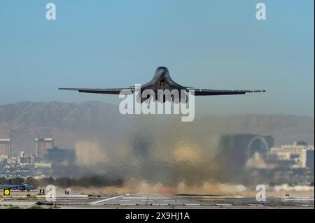 Un B-1B lancer décolle pour une mission d'intégration de l'école d'armes à la base aérienne de Nellis, Nevada, le 28 mai 2024. La U.S. Air Force Weapons School pro Banque D'Images