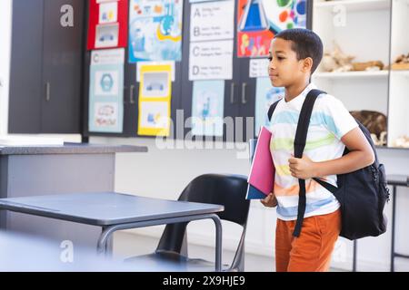 Garçon biracial prêt pour l'école, avec espace de copie Banque D'Images