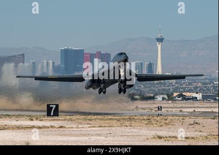 Un B-1B lancer décolle pour une mission d'intégration de l'école d'armes à la base aérienne de Nellis, Nevada, le 30 mai 2024. Après l'obtention du diplôme, les nouvelles armes Offi Banque D'Images