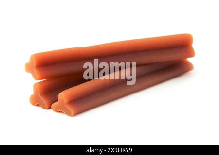 Friandises pour chiens. Bâtonnets comestibles d'ingrédients de viande pour le nettoyage des dents des chiens isolés sur un fond blanc Banque D'Images